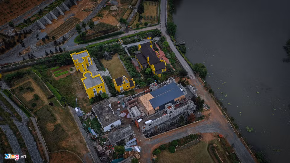 Đây được coi là khu nghỉ dưỡng có vị trí phong thuỷ đẹp nằm trong quy hoạch rừng phòng hộ bảo vệ môi trường Sóc Sơn.