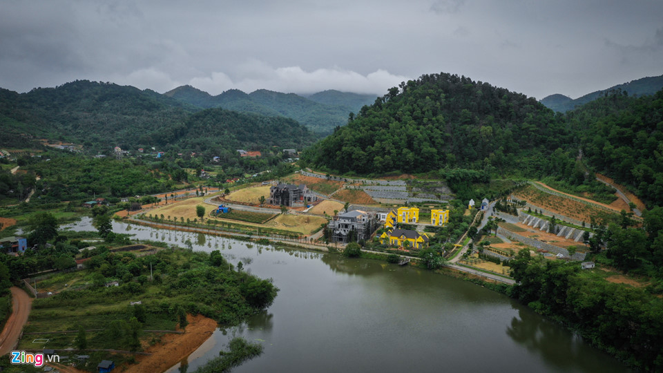 Theo UBND huyện Sóc Sơn, khu đất Hoàng Lê Gia Garden được quy hoạch là vườn quả tuy nhiên chủ đầu tư tiến hành xây dựng công trình nhà ở, sân vườn trên đất là hành vi sử dụng đất sai mục đích.