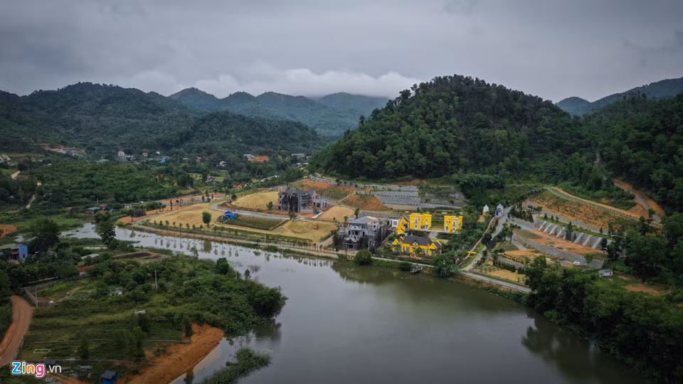 Theo UBND huyện Sóc Sơn, khu đất Hoàng Lê Gia Garden được quy hoạch là vườn quả tuy nhiên chủ đầu tư tiến hành xây dựng công trình nhà ở, sân vườn trên đất là hành vi sử dụng đất sai mục đích.