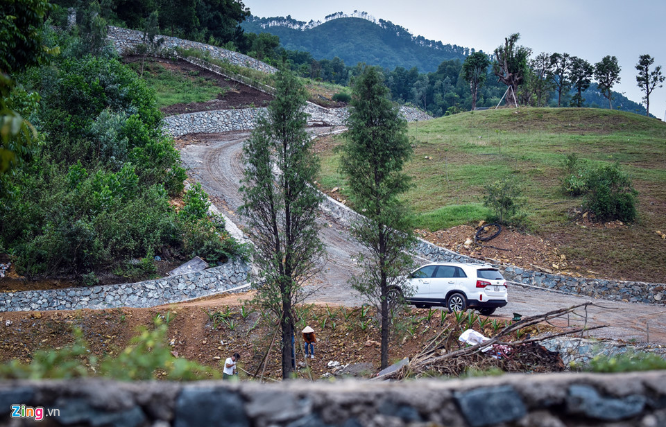 Tình trạng đào núi, lấp hồ, băm nát rừng phòng hộ đã biến khu vực này vốn thanh bình nay trở thành đại công trường với cảnh xây dựng diễn ra tấp nập.