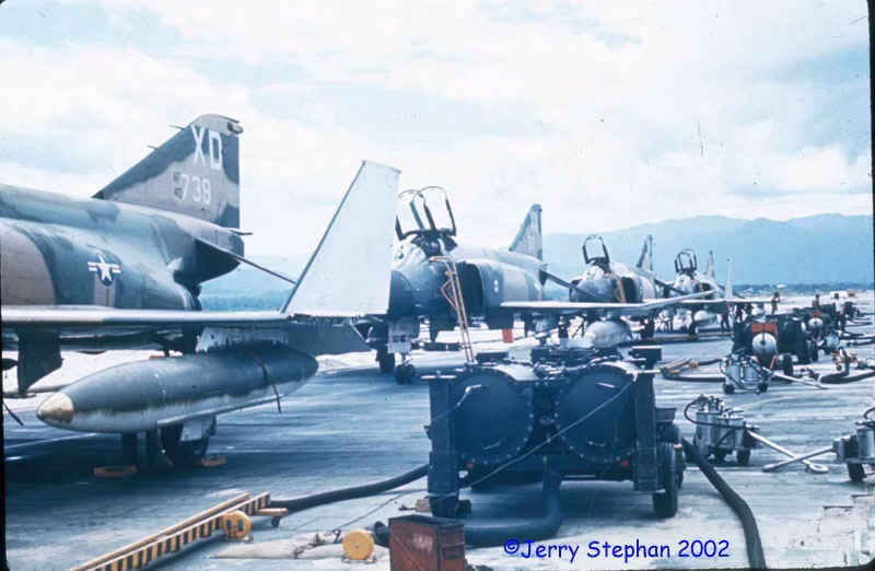 Phải tới phiên bản F-4E Phantom, khẩu pháo 20mm M61 mới được gắn lên chiến đấu cơ này. Đây là loại pháo nhiều nòng với khả năng bắn tới 6000 viên mỗi phút – đảm bảo tiêu diệt mọi mục tiêu bay chỉ bằng một loạt đạn. Nguồn ảnh: Jerry.