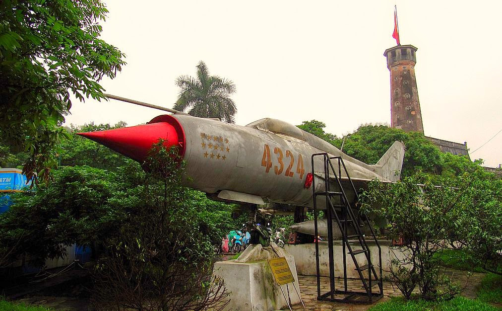 Mặc dù vậy. loại máy bay đánh chặn hiện đại nhất của Không quân Mỹ thời bấy giờ - chiếc F-8 Crusader này thực tế cũng chỉ gần tương đương với siêu chiến đấu cơ MiG-21 do Liên Xô sản xuất do nó có vòng cua lớn hơn nhiều chiến đấu cơ của Moscow và khả năng cơ động ở độ cao lớn cũng kém hơn. Nguồn ảnh: Hanoiwarmeseum.