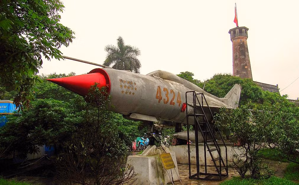 Mặc dù vậy. loại máy bay đánh chặn hiện đại nhất của Không quân Mỹ thời bấy giờ - chiếc F-8 Crusader này thực tế cũng chỉ gần tương đương với siêu chiến đấu cơ MiG-21 do Liên Xô sản xuất do nó có vòng cua lớn hơn nhiều chiến đấu cơ của Moscow và khả năng cơ động ở độ cao lớn cũng kém hơn. Nguồn ảnh: Hanoiwarmeseum.