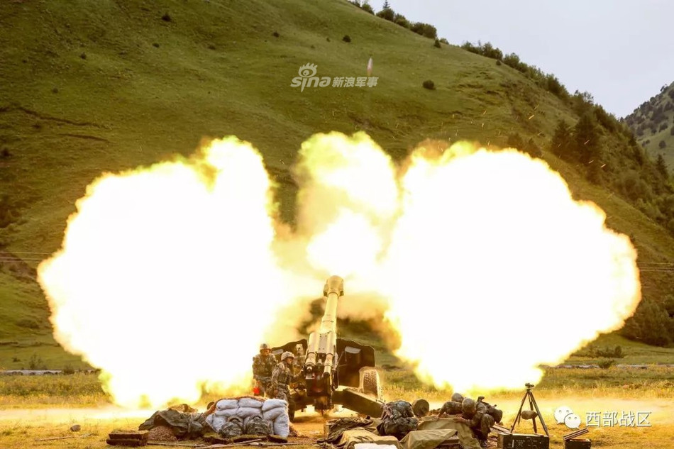 Được thiết kế kèm hệ thống nạp đạn bán tự động, pháo kéo PL-66 có khả năng bắn với tốc độ tối đa lên tới 6 viên mỗi phút. Khẩu pháo này có nòng dài gấp 26 lần đường kính, có khả năng bắn kiểu cầu vồng hoặc bắn thẳng trực tiếp, sử dụng được nhiều loại đạn khác nhau. Nguồn ảnh: Sina.