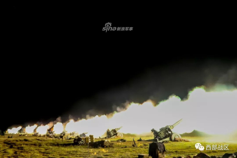 Cận cảnh trận địa pháo PL-66 của Trung Quốc đồng loạt khai hỏa. Nguồn ảnh: Sina.