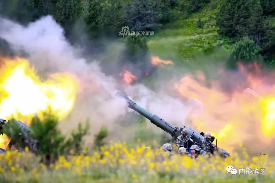 Type 66 có thể được dễ dàng nhận ra bởi nòng pháo ngắn và hệ thống thoát khí phản lực đặc trưng được thiết kế ở đầu nòng. Khẩu pháo này cũng sử dụng lá chắn cho kíp chiến đấu tương tự như khẩu Type 59 122mm (phiên bản nội địa của D-74 Liên Xô). Nguồn ảnh: Sina.