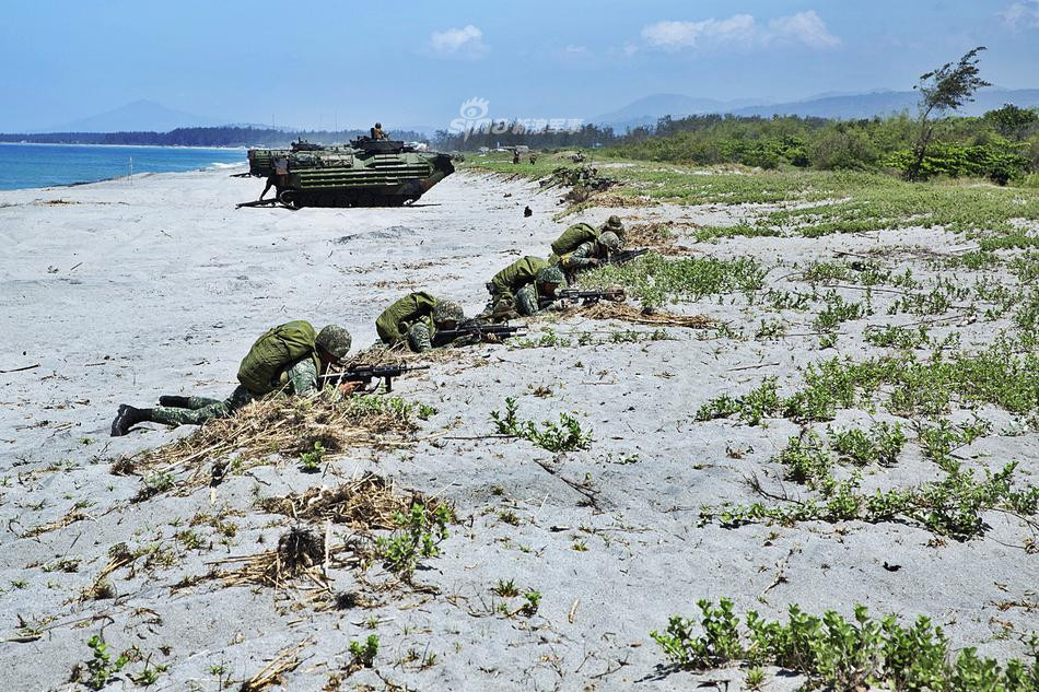 Đây là lần đầu tiên kể từ Chiến tranh Thế giới thứ hai, Nhật đưa thiết giáp ra nước ngoài. Mặc dù vậy trong cuộc tập trận này, Lực lượng Phòng vệ Nhật Bản chỉ đóng vai trò hậu cần, làm nhiệm vụ cứu trợ nhân đạo và hỗ trợ bình đĩnh lãnh thổ sau khi lính Philippines và Mỹ đóng vai trò lực lượng tấn công dọn trống bãi đổ bộ. Nguồn ảnh: Sina.