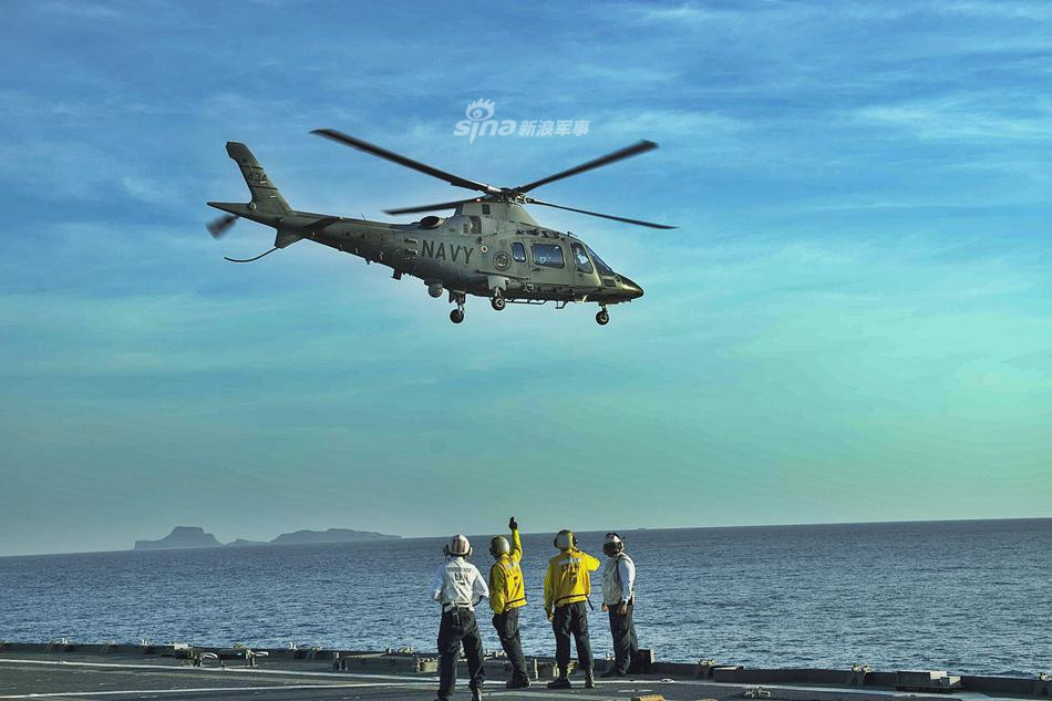 Trực thăng Hải quân Philippines cất cánh từ tảu đổ bộ tấn công USS Ashland - tàu đổ bộ lớn nhất của Mỹ tham gia vào cuộc tập trận này. Nguồn ảnh: Sina.