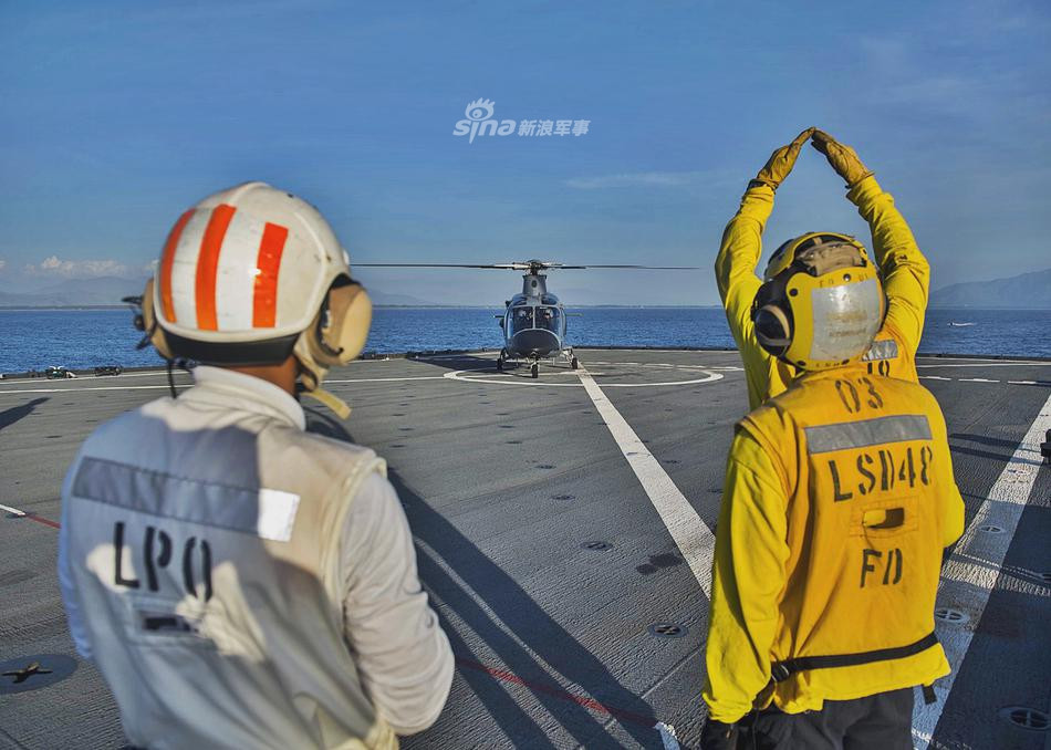 Có độ giãn nước lên tới 17.000 tấn, tàu đổ bộ tấn công USS Ashland thuộc biên chế của Thuỷ quân Lục chiến Mỹ và cũng chính là tàu đổ bộ mang theo thiết giáp AAV-7 lưỡng cư của Nhật trong cuộc tập trận này. Nguồn ảnh: Sina.