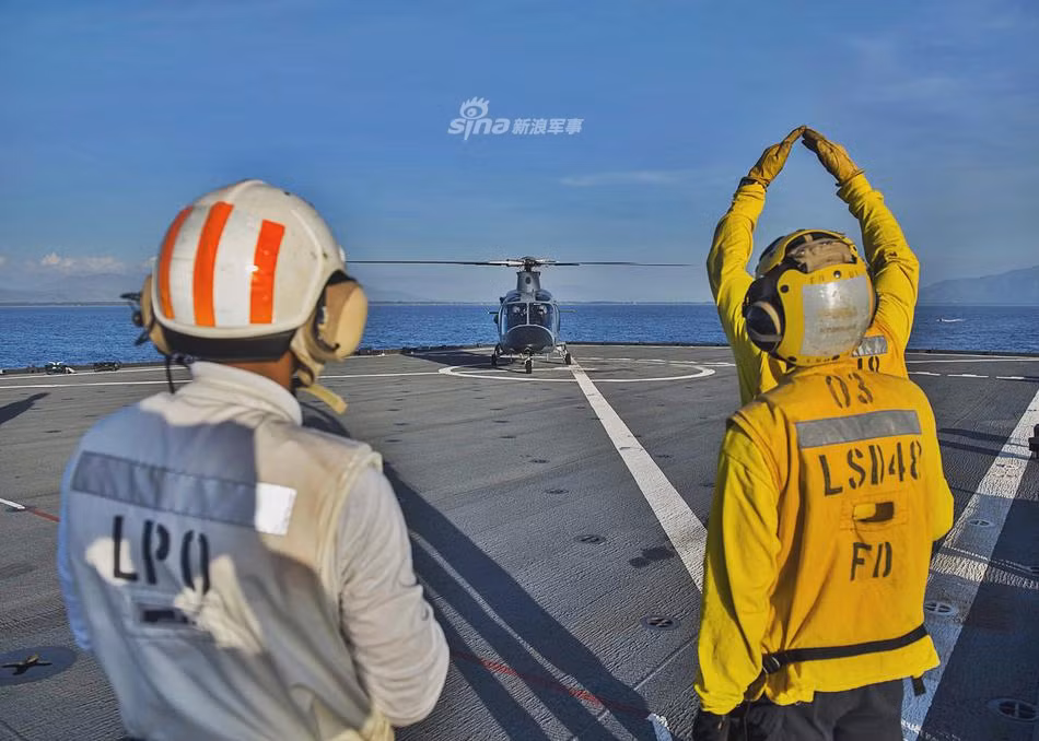 Có độ giãn nước lên tới 17.000 tấn, tàu đổ bộ tấn công USS Ashland thuộc biên chế của Thuỷ quân Lục chiến Mỹ và cũng chính là tàu đổ bộ mang theo thiết giáp AAV-7 lưỡng cư của Nhật trong cuộc tập trận này. Nguồn ảnh: Sina.