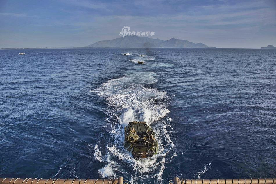 Các thiết giáp lưỡng cư AAV-7 của Thuỷ quân Lục chiến Mỹ và của Lực lượng phòng vệ Nhật Bản quay trở lại tàu đổ bộ USS Ashland, kết thúc khoa mục huấn luyện đổ bộ. Nguồn ảnh: Sina.