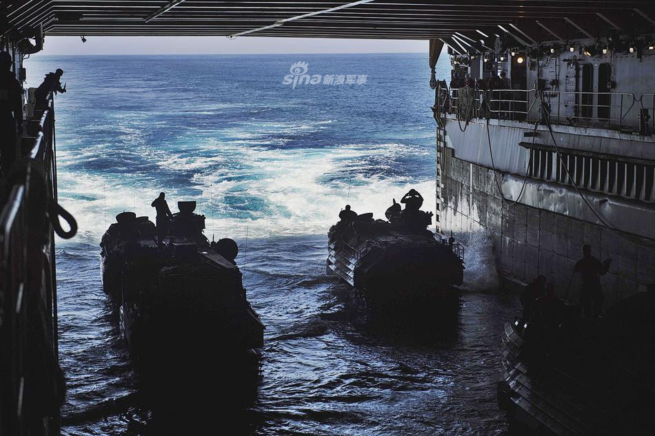 AAV-7 là loại thiết giáp đổ bộ chủ yếu của lực lượng Thuỷ quân Lục chiến Mỹ hiện nay, thiết giáp có trọng lượng tổng cộng chỉ 29 tấn, được trang bị một động cơ 400 sức ngựa và có khả năng lội nước với tốc độ lên tới 13 km/h. Nguồn ảnh: Sina.