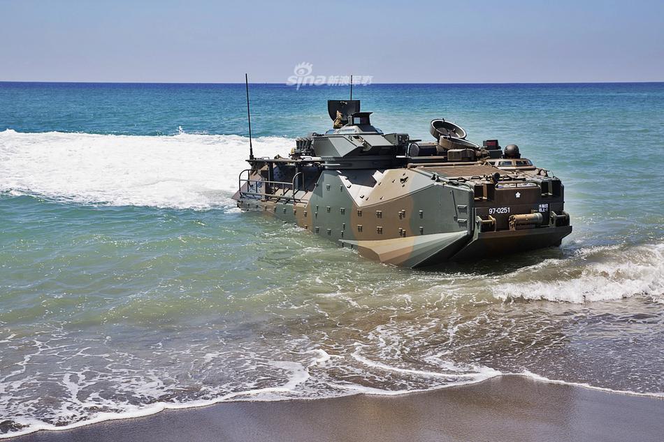 Tổng cộng có khoảng 50 lính Nhật Bản không mang vũ khí đổ bộ xuống bờ biển của Philippines trên 4 thiết giáp lưỡng cư AAV-7 ngay sau quá trình đổ bộ của binh lính Mỹ và Philippines. Nguồn ảnh: Sina.