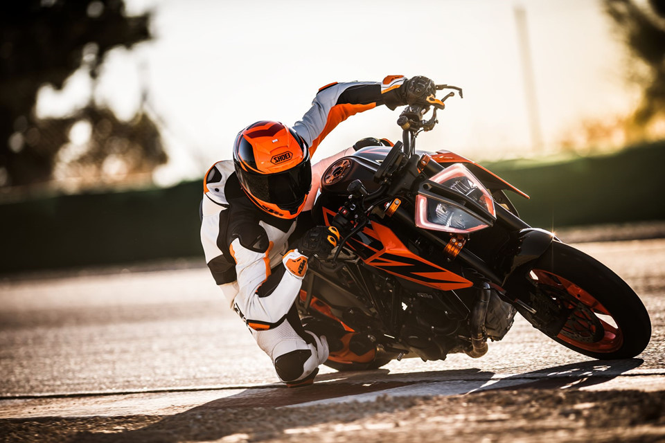 KTM 1290 Super Duke R 2019 có những nâng cấp không đáng kể, chủ yếu là màu sơn cam phối 2 tone đen hoặc trắng. Theo KTM, Super Duke R có ít cải tiến trong năm 2019 vì hiệu suất của chiếc xe đã đạt mức tối ưu nhất và động cơ cũng vừa mới nâng cấp.