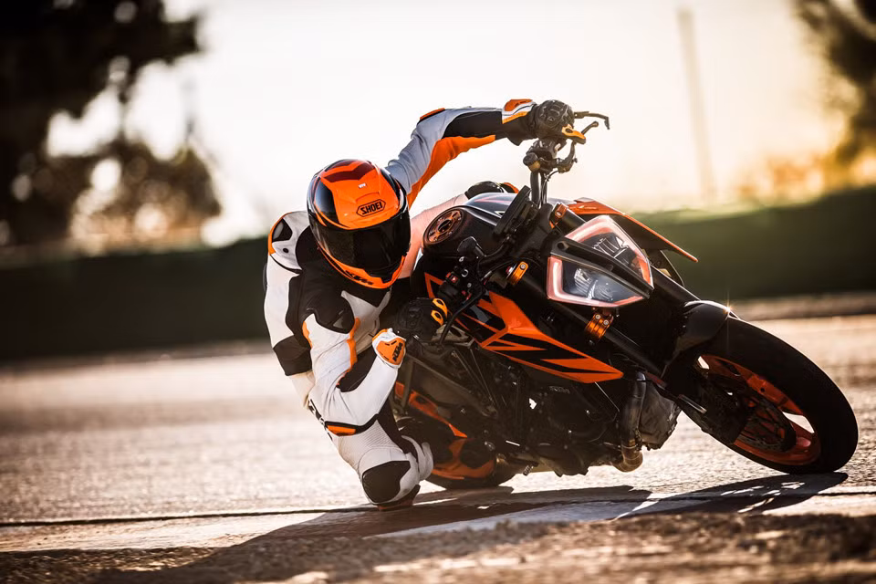 KTM 1290 Super Duke R 2019 có những nâng cấp không đáng kể, chủ yếu là màu sơn cam phối 2 tone đen hoặc trắng. Theo KTM, Super Duke R có ít cải tiến trong năm 2019 vì hiệu suất của chiếc xe đã đạt mức tối ưu nhất và động cơ cũng vừa mới nâng cấp.