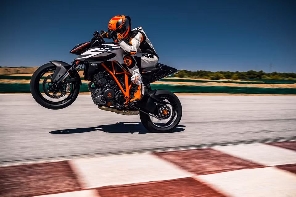 Trái tim của KTM 1290 Super Duke R 2019 giống thế hệ trước, có công suất 177 mã lực cùng với các hệ thống hỗ trợ lái như kiểm soát và ổn định thân xe, phanh ABS khi vào cua.