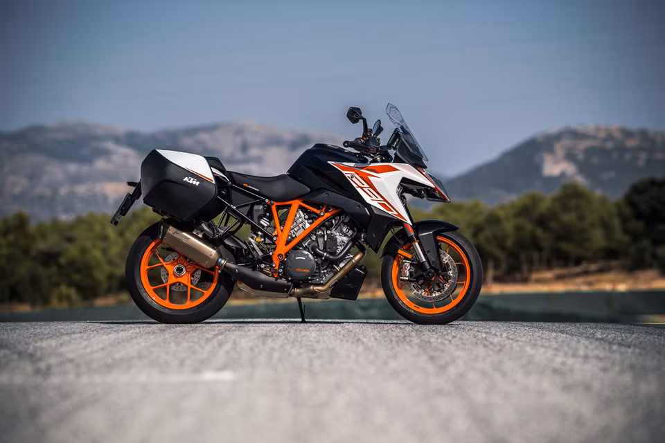 Sự thay đổi lớn nhất của Super Duke GT là bảng điều khiển thiết bị, màn hình TFT-LCD lớn hơn 6,5 inch thay thế cho màn hình 5 inch trên thế hệ cũ. Bảng điều khiển này được thiết kế chống chói nắng, cho phép kết nối với ứng dụng KTM My Ride tùy chọn và điện thoại thông minh của người lái.