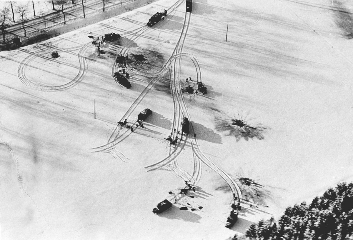 Thiết giáp Mỹ tới tiền tuyến vào cuối tháng 1/1944 - sau khi mọi chuyện đã gần như ngã ngũ. Nguồn ảnh: BI.