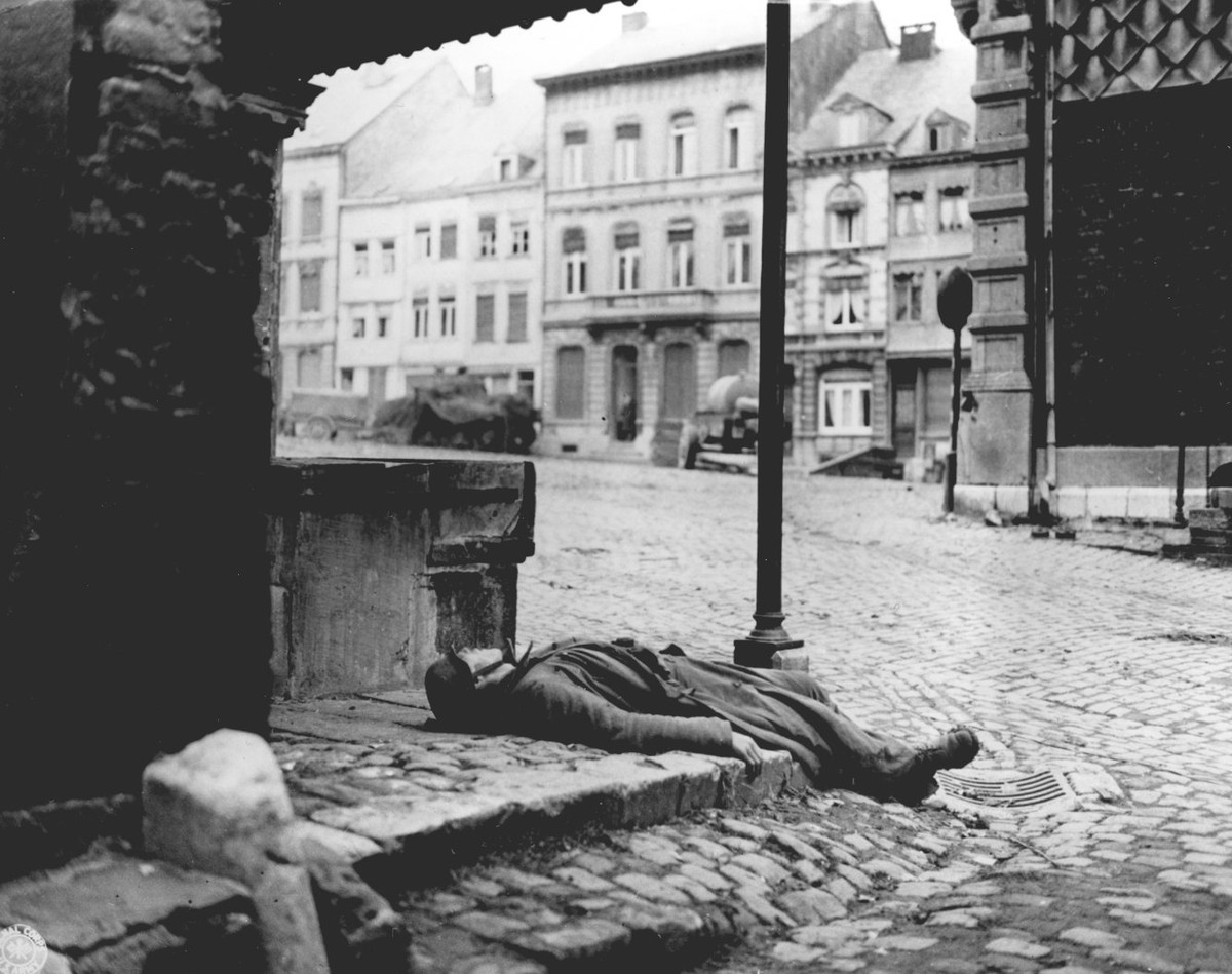 Dưới thời tiết khắc nghiệt đầy bão tuyết, những người lính của cả hai bên chiến đấu không biết mệt mỏi dù tầm nhìn của họ chỉ khoảng 10 mét. Nguồn ảnh: BI.