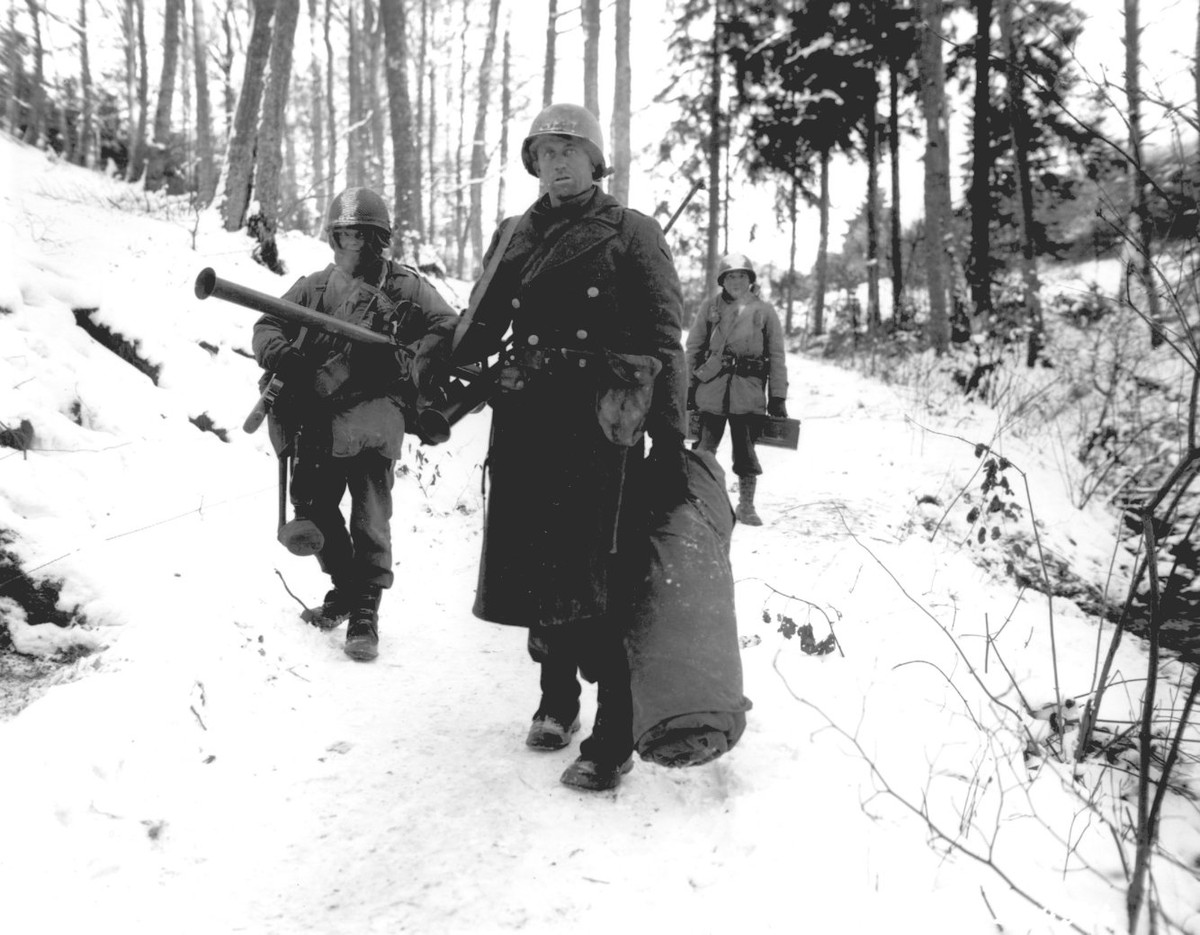 Lính Mỹ tham chiến ở trận này chỉ có vũ khí duy nhất để chống tăng đó là súng Bazooka và các loại pháo kéo. Nguồn ảnh: BI.