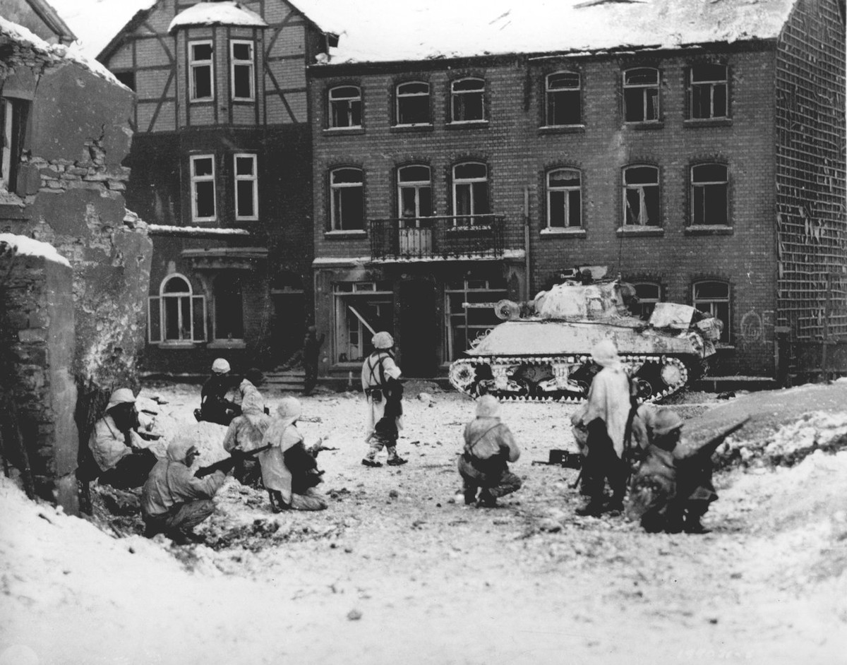 Mặc dù Đức không đạt được mục đích cuối cùng của mình, tuy nhiên việc cầm chân được hơn 400.000 quân Mỹ và Đồng minh trong gần một tháng trời ở Bulge và gây tổn hại nghiêm trọng cho các lực lượng đối phương cũng xứng đáng được coi là chiến thắng về mặt chiến thuật của Đức quốc xã. Nguồn ảnh: BI.