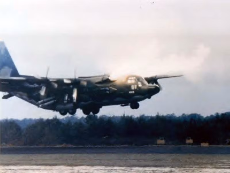 Nhiều hệ thống hãm tốc hạ cánh cũng được thử nghiệm, tuy nhiên đã có rất nhiều tai nạn xảy ra. Khác với hệ thống phản lực phóng, hệ thống phản lực hạ cánh là hệ thống có thể điều chỉnh được, cho phép phi hành đoàn tính toán được công suất phản lực cho tuỳ từng pha hạ cánh khác nhau. Nguồn ảnh: Discovery.