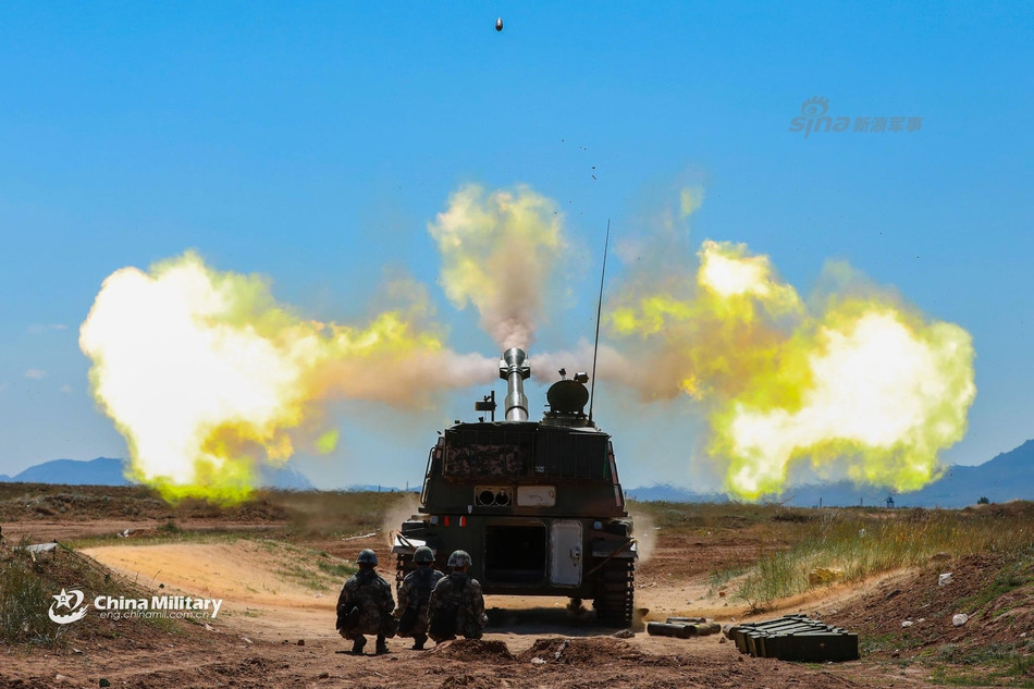 Bắt đầu phục vụ Lục quân Trung Quốc từ năm 1983, pháo tự hành Type 83 là một sản phẩm được NORINCO sản xuất dựa trên thiết kế của pháo tự hành 2S3 Akatsiya của Liên Xô. Quá trình sản xuất hàng loạt của Type 83 chỉ kéo dài từ năm 1983 tới năm 1990. Nguồn ảnh: Sina.