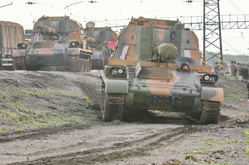 Type 83 có khả năng bắn được loại đạn 152mm có dẫn đường bằng lade tương tự như loại đạn 152mm Krasnopol được Liên Xô phát triển và sử dụng. Trung Quốc có được công nghệ này từ Liên Xô vào năm 1990, giúp mở rộng tầm bắn của Type 83 lên tới 20 km. Nguồn ảnh: Sina.