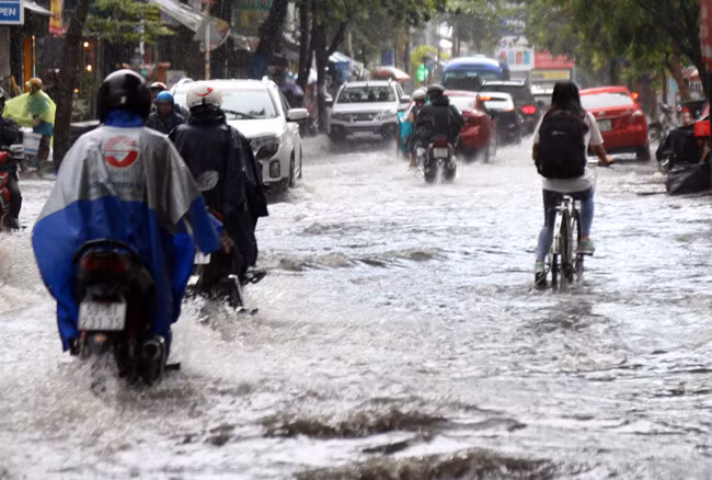 Mua lon, nhieu khu vuc o TP Ho Chi Minh ngap nang-Hinh-6