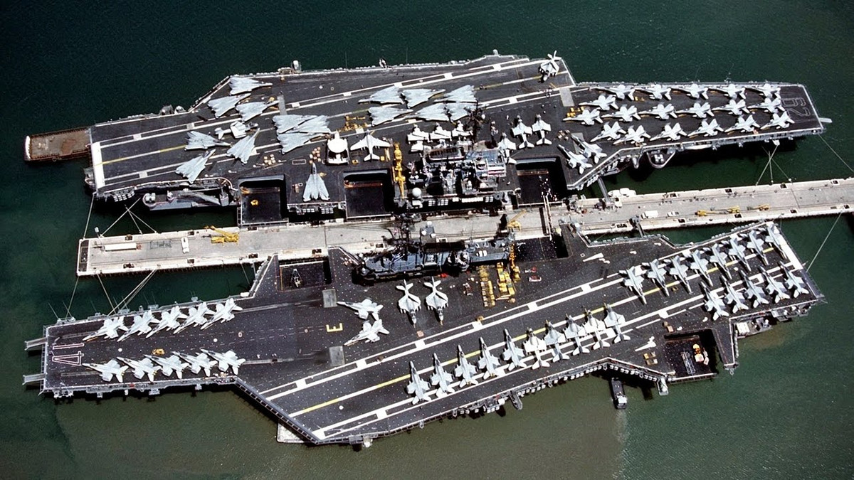 Cận cảnh hai lớp tàu sân bay hiện đại nhất của Hải quân Mỹ hiện tại. Ở trên là lớp tàu sân bay Nimitz, ở dưới là lớp tàu sân bay Gerald R. Ford. Nguồn ảnh: BI.