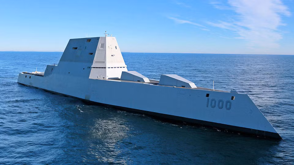 Phía bên kia, khu trục hạm Zumwalt hiện là khu trục hạm lớn nhất thế giới hiện nay có chiều dài tới 186 mét và lườn rộng 25 mét. Tàu có độ giãn nước tối đa 15.656 tấn - vượt trội hơn hẳn so với độ giãn nước của khu trục hạm Type 055. Nguồn ảnh: BI.