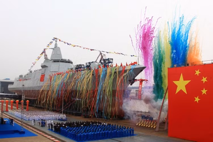 Đầu tiên, so sánh ở kích thước, một trong hai khu trục hạm tàng hình mạnh nhất thế giới đó là Type 055 của Trung Quốc có chiều dài 180 mét và rộng 19,8 mét. Độ giãn nước của khu trục hạm này vào khoảng từ 13.000 tới 14.000 tấn. Nguồn ảnh: BI.