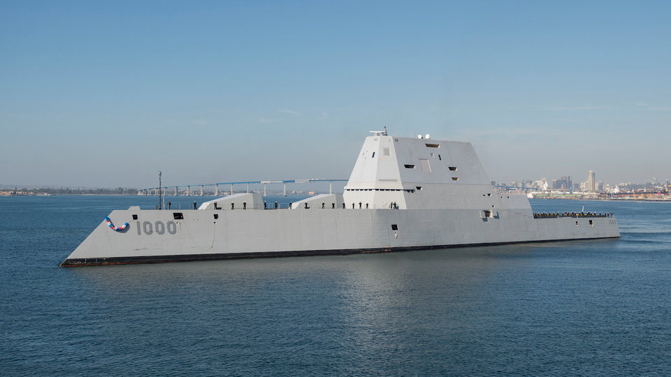 Zumwalt chỉ có radar băng tần X được phát triển cải tiến gọi là Spy-3. Phiên bản Spy-3 được xem là có khả năng hoạt động gần như tương đương với loại radar băng tần X trên tàu Type 055 của Trung Quốc. Tuy nhiên radar băng tần S trên tàu Zumwalt đã bị cắt bỏ bớt để tiết kiệm chi phí. Nguồn ảnh: BI.