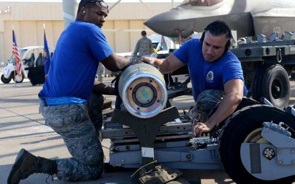 Thiếu tá Emily Grabowski, Phát ngôn viên Không quân Mỹ cũng cho biết: “Các hoạt động giảm thiểu rủi ro chi tiết đã được hoàn thành để đảm bảo rằng F-35A hoàn toàn tương thích với vũ khí B61-12. Kế hoạch cho các nỗ lực kiểm tra nhiệm thu B61-12 hoạt động cùng F-35A đã bắt đầu được triển khai trong năm nay.”