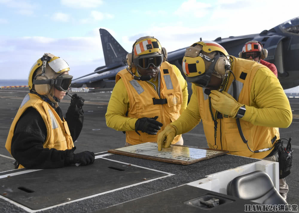 AV-8B có trọng lượng rỗng chỉ 6,7 tấn trong khi đó trọng lượng cất cánh tối đa của nó có thể lên tới 10,4 tấn. Loại chiến đấu cơ này có vận tốc cực đại khoảng Mach 0,89 tương đương với 1085 km/h. Nguồn ảnh: Sina.