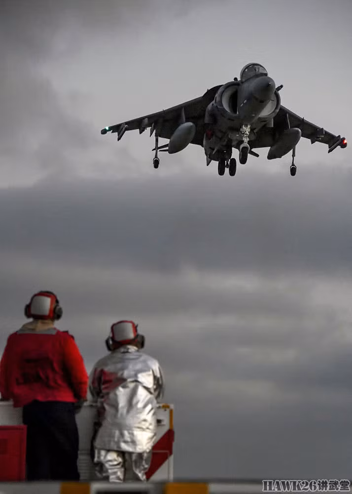 Các loại vũ khí của AV-8B bao gồm 1 khẩu pháo 25 mm với cơ số đạn 300 viên. 7 giá treo vũ khí với tối đa số lượng vũ khí tối đa nó mang theo được là 4,2 tấn. Khi mang theo 4,2 tấn vũ khí, AV-8B sẽ mất khả năng cất cánh thẳng đứng và buộc phải chạy đà đường băng ngắn. Nguồn ảnh: Sina.