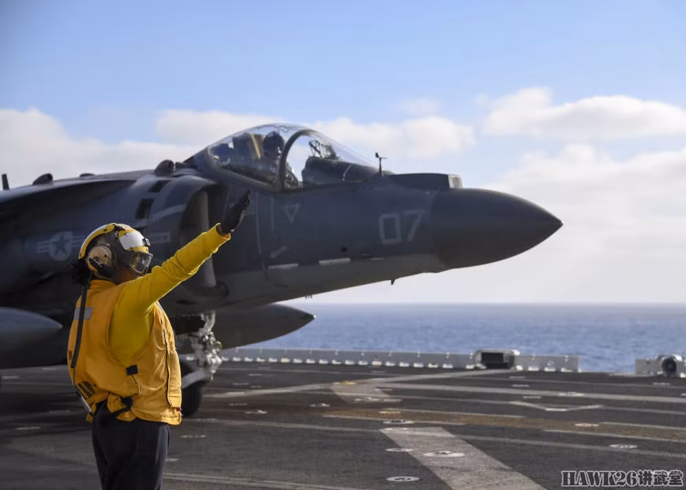 Tầm bay tối đa của AV-8B vào khoảng 2200 km trong khi đó tầm bay tuần tiễu của nó có thể lên tới 3300 km và trần bay đạt 15.240 mét. Nguồn ảnh: Sina.