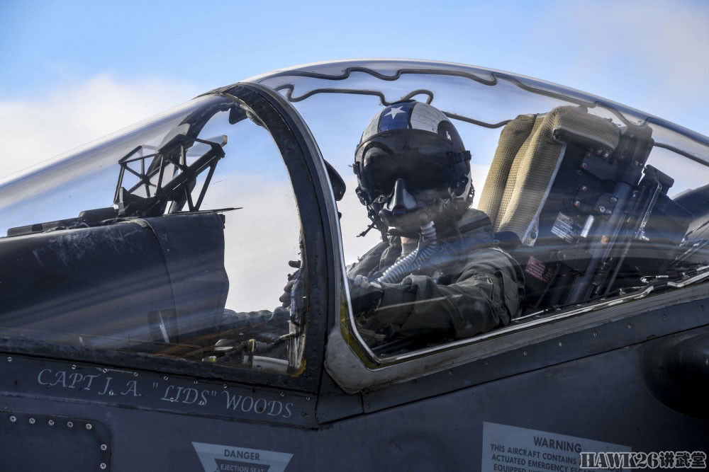 AV-8B có phi hành đoàn chỉ 1 người, chiều dài của máy bay đạt 14,12 mét, sải cánh rộng 9,25 mét và có chiều cao 3,55 mét. Loại chiến đấu cơ này sử dụng duy nhất một động cơ phản lực có khả năng điều chỉnh hướng phụt do Rolls-Royce của Anh sản xuất. Nguồn ảnh: Sina.