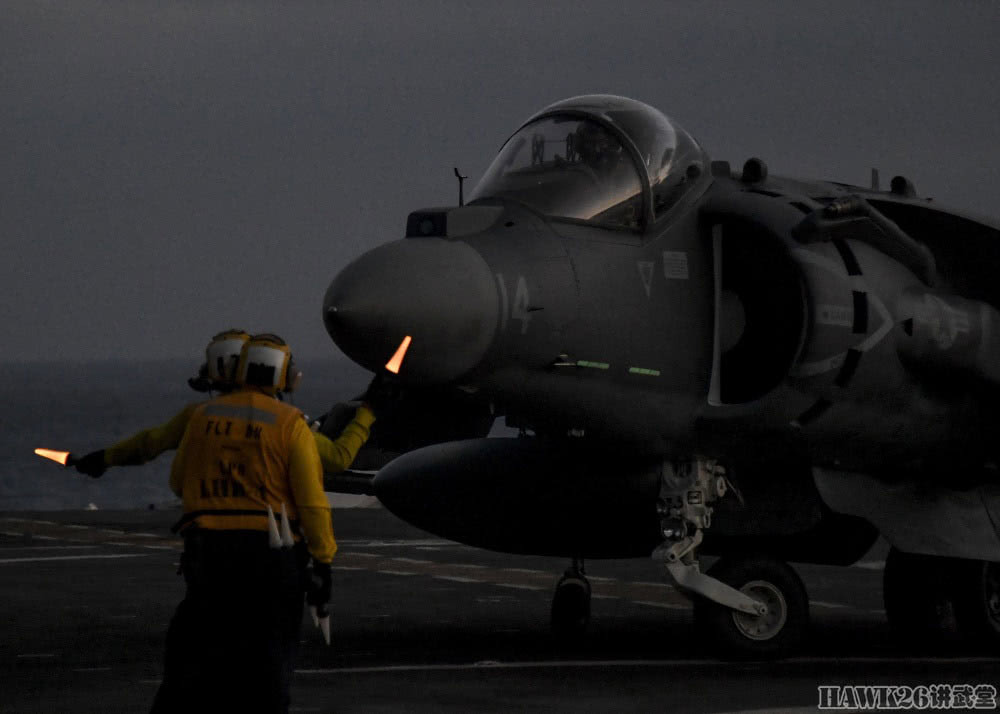 Thậm chí xét về năng lực chiến đấu dòng tiêm kích hạm này còn vượt trội hơn cả F-35B, AV-8B là loại chiến đấu cơ có khả năng cất - hạ cánh thẳng đứng hoàn toàn như máy bay lên thẳng. Điều này đã khiến quá trình hoạt động trên tàu đổ bộ tấn công của AV-8B trở nên dễ dàng hơn hơn nhiều so với các loại máy bay chiến đấu khác. Nguồn ảnh: Sina.