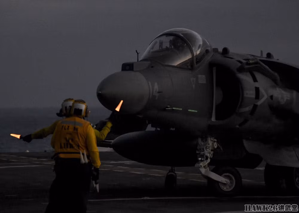 Thậm chí xét về năng lực chiến đấu dòng tiêm kích hạm này còn vượt trội hơn cả F-35B, AV-8B là loại chiến đấu cơ có khả năng cất - hạ cánh thẳng đứng hoàn toàn như máy bay lên thẳng. Điều này đã khiến quá trình hoạt động trên tàu đổ bộ tấn công của AV-8B trở nên dễ dàng hơn hơn nhiều so với các loại máy bay chiến đấu khác. Nguồn ảnh: Sina.