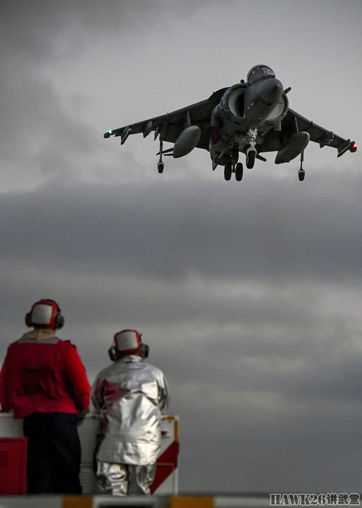 Các loại vũ khí của AV-8B bao gồm 1 khẩu pháo 25 mm với cơ số đạn 300 viên. 7 giá treo vũ khí với tối đa số lượng vũ khí tối đa nó mang theo được là 4,2 tấn. Khi mang theo 4,2 tấn vũ khí, AV-8B sẽ mất khả năng cất cánh thẳng đứng và buộc phải chạy đà đường băng ngắn. Nguồn ảnh: Sina.