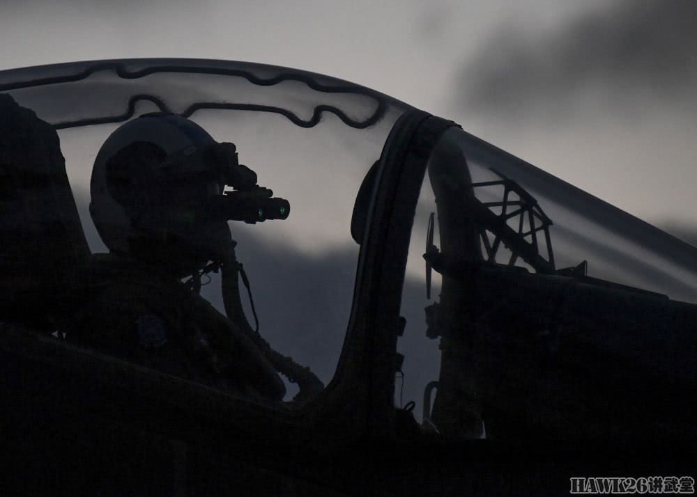 Ra đời từ năm 1981, chiến đấu cơ AV-8B đã từng một thời là xương sống của lực lượng Không quân Thuỷ quân Lục chiến Mỹ. Đây cũng là loại chiến đấu cơ chủ lực trên các tàu đổ bộ tấn công của lực lượng này. Nguồn ảnh: Sina.