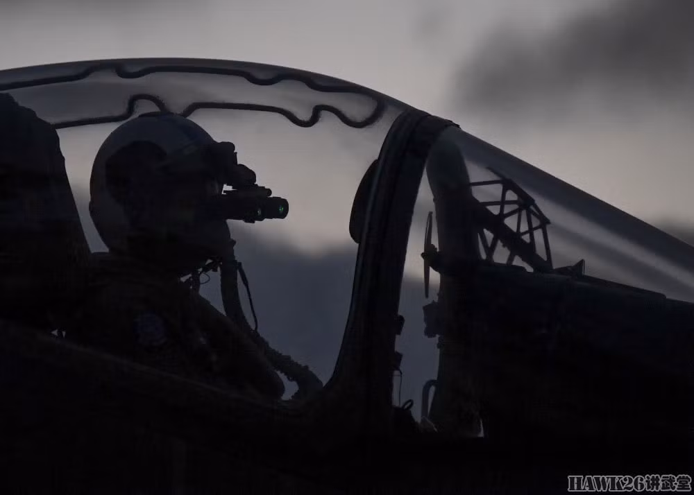 Ra đời từ năm 1981, chiến đấu cơ AV-8B đã từng một thời là xương sống của lực lượng Không quân Thuỷ quân Lục chiến Mỹ. Đây cũng là loại chiến đấu cơ chủ lực trên các tàu đổ bộ tấn công của lực lượng này. Nguồn ảnh: Sina.