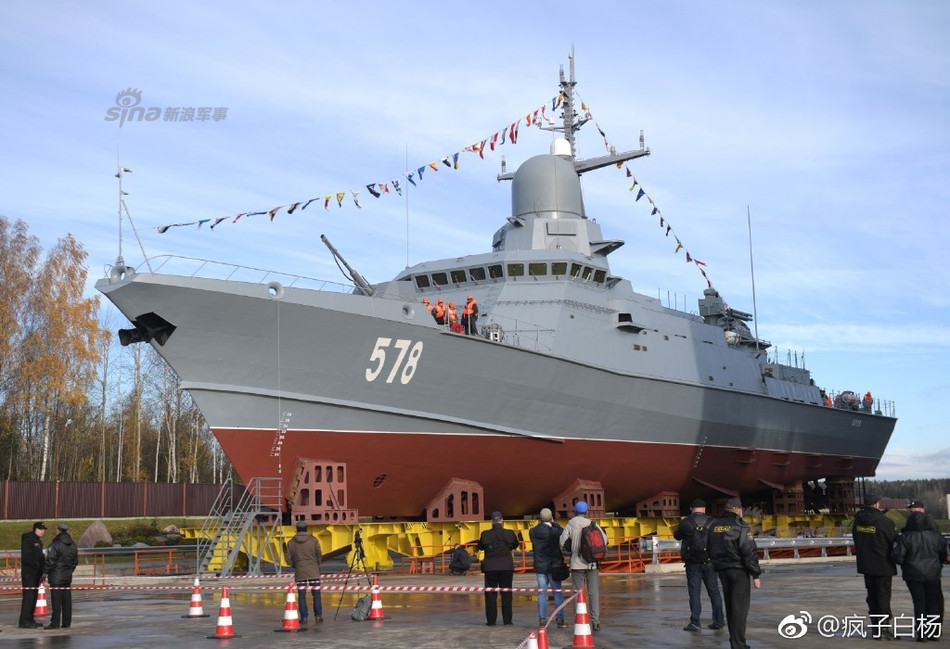 Được biết, tàu hộ vệ tên lửa Karakurt thuộc Đề án 22800 được cục thiết kế hàng hải Almaz thiết kế theo đơn đặt hàng của Hải quân Nga và được giới thiệu lần đầu tiên từ năm 2015. Bản thân các tàu Đề án 22800 được kỳ vọng sẽ trở thành ứng cử viên thay thế cho các tàu hộ vệ tên lửa lớp Buyan-M của Hải quân Nga hiện tại. Nguồn ảnh: Weibo.