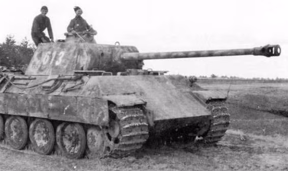 Tuy nhiên kể từ năm 1944, Panther đã bắt đầu phát huy được hết sức mạnh của mình khi bị cắt bớt đi một vài tính năng để tăng độ ổn định và tăng khả năng chiến đấu. Nguồn ảnh: Warhistory.