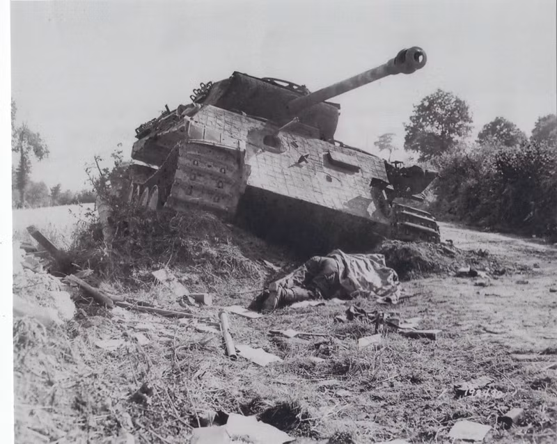 Tuy nhiên, do Panther là loại xe tăng hạng trung có độ cơ động tốt hơn Tiger rất nhiều nên nó có thể dễ dàng xoay sở để đối phó với kiểu chiến thuật "bầy đàn" mà Mỹ và Liên Xô từng áp dụng với Tiger khiến việc tiêu diệt Panther là điều quá khó khăn. Nguồn ảnh: Warhistory.