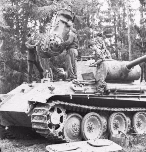 Việc giảm số vòng tua tối đa cũng khiến tuổi thọ của Panther tăng lên tới 1.000km. Đây là yếu tố cực kỳ quan trọng, giúp các lực lượng xe tăng Panther có thể... rút lui thành công khi bị truy kích mà không lo sự cố máy móc khiến phải bỏ lại xe tăng. Nguồn ảnh: Warhistory.