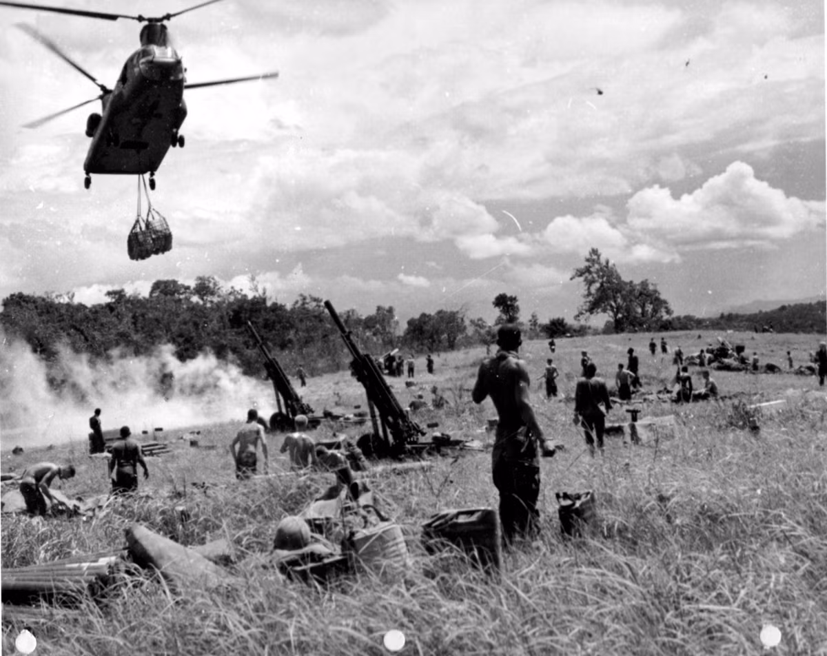 Thậm chí tới tận chiến tranh Iraq, chiến tranh Afghanistan sau này, trực thăng CH-47 của Mỹ vẫn đóng vai trò cực lớn trên chiến trường. Nguồn ảnh: JThelicopter.