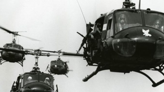 Ra đời từ năm 1959, tới nay nhiều quốc gia trên thế giới vẫn tiếp tục sử dụng Bell UH-1 do độ bền bỉ và khả năng sử dụng rất đa dụng của nó. UH-1 có thể đảm nhận được nhiều nhiệm vụ từ vận tải hàng, vận tải người cho tới mang hoả lực yểm trợ mặt đất. Nguồn ảnh: JThelicopter.