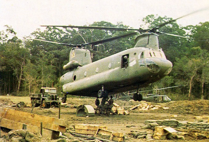 Trực thăng CH-47 cũng đóng vai trò rất lớn trong các nhiệm vụ hậu cần của Mỹ ở miền Nam Việt Nam khi hệ thống giao thông đường bộ ở chiến trường này bị chia cắt rất mạnh, nhất là vào mùa mưa. Nguồn ảnh: JThelicopter.